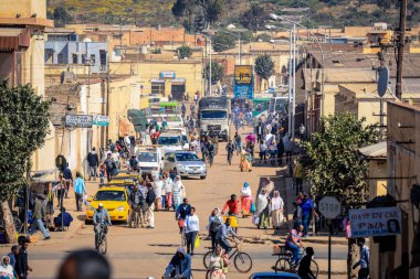 Asmara, Eritre - 02 Kasım 2019: Asmara Caddelerindeki Yerel Halk