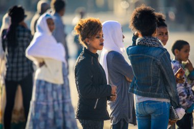 Asmara, Eritre - 02 Kasım 2019: Asmara Caddelerindeki Yerel Halk