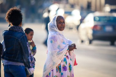 Asmara, Eritre - 02 Kasım 2019: Asmara Caddelerindeki Yerel Halk