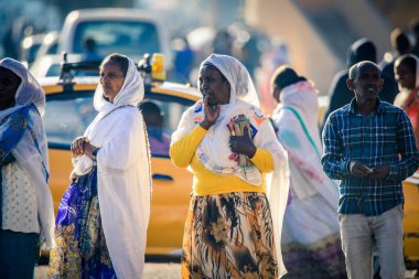 Asmara, Eritre - 02 Kasım 2019: Asmara Caddelerindeki Yerel Halk