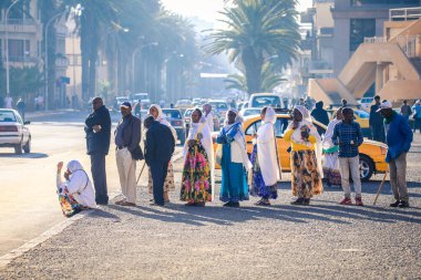 Asmara, Eritre - 02 Kasım 2019: Asmara Caddelerindeki Yerel Halk