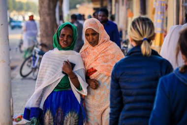 Asmara, Eritre - 02 Kasım 2019: Asmara Caddelerindeki Yerel Halk