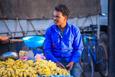 Asmara, Eritre - 02 Kasım 2019: Asmara Caddelerindeki Yerel Halk