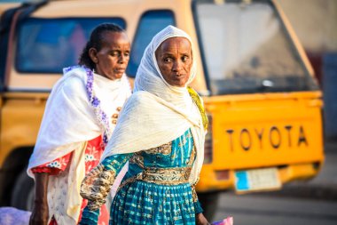 Asmara, Eritre - 02 Kasım 2019: Asmara Caddelerindeki Yerel Halk
