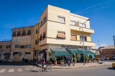 Asmara, Eritre - 02 Kasım 2019: Asmara Caddelerindeki Yerel Halk