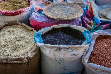 Asmara, Eritre 'deki Yerel Markette Büyük Tohum ve Tahıl Torbaları