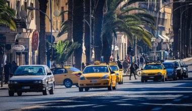 Asmara, Eritre - 02 Kasım 2019: Asmara Merkez Caddesindeki Sarı Taksi ve diğer Arabalar