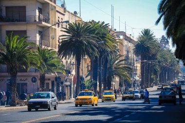 Asmara, Eritre - 02 Kasım 2019: Asmara Merkez Caddesindeki Sarı Taksi ve diğer Arabalar