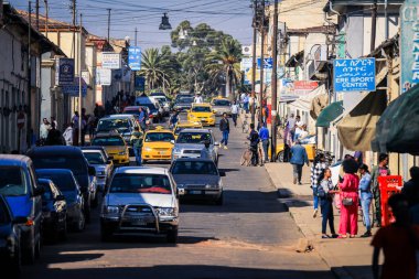 Asmara, Eritre - 02 Kasım 2019: Asmara Merkez Caddesindeki Sarı Taksi ve diğer Arabalar