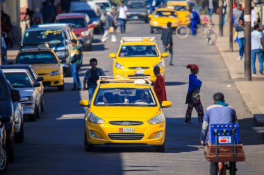 Asmara, Eritre - 02 Kasım 2019: Asmara Merkez Caddesindeki Sarı Taksi ve diğer Arabalar