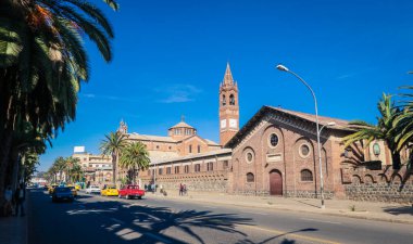 Asmara, Eritrea 'daki Bizim Meryem Ana Kilisesi' nin Eski Tuğla Binası.