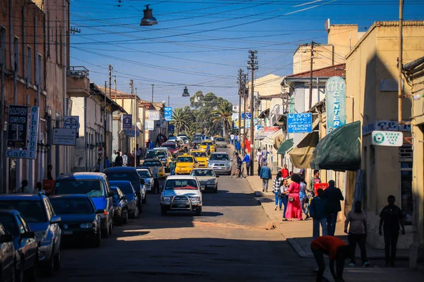 アスマラ エリトリア 11月2 2019 アスマラの中心街にある黄色のタクシーや他の車 — ストック写真