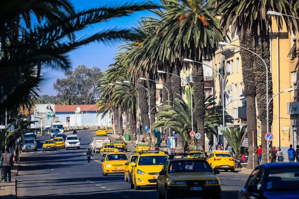 Asmara Eritreia Novembro 2019 Táxi Amarelo Outros Carros Rua Central — Fotografia de Stock