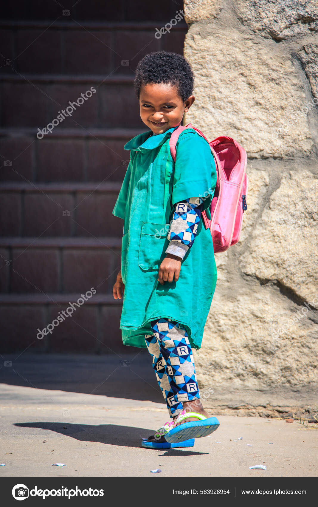 Keren Erythree Novembre 2019 Jolie Mignonne Jeune Enfant Dans Robe Photo editoriale par DavePrimov 563928954