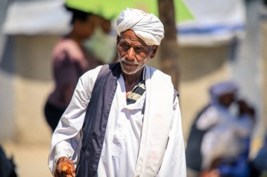 Keren, Eritre - 03 Kasım 2019: Keren hayvan pazarında geleneksel giysili yerel adam