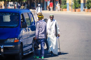 Keren, Eritre - 03 Kasım 2019: Keren hayvan pazarında geleneksel giysili yerel adam