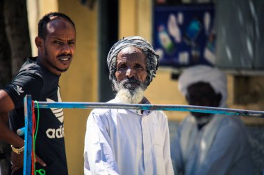 Keren, Eritre - 03 Kasım 2019: Keren hayvan pazarında geleneksel giysili yerel adam