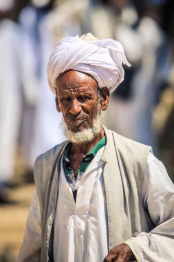 Keren, Eritre - 03 Kasım 2019: Keren Deve Pazarında Geleneksel Beyaz Giysili Eritre Adamı