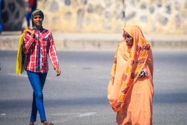 Keren, Eritre - 3 Kasım 2019: Keren Caddesi 'nde Geleneksel Kıyafetli Genç Müslüman Kadın