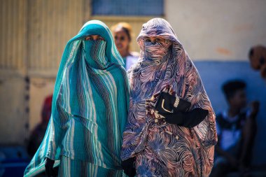 Keren, Eritre - 3 Kasım 2019: Keren Caddesi 'nde Geleneksel Kıyafetli Genç Müslüman Kadın