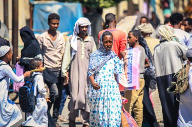 Keren, Eritre - 3 Kasım 2019: Keren Caddesi 'nde Geleneksel Kıyafetli Genç Müslüman Kadın