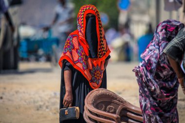 Keren, Eritre - 3 Kasım 2019: Keren Caddesi 'nde Geleneksel Kıyafetli Genç Müslüman Kadın