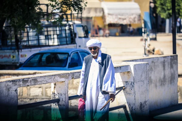 Keren, Eritre - 03 Kasım 2019: Keren hayvan pazarında geleneksel giysili yerel adam