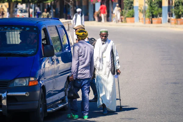 Keren, Eritre - 03 Kasım 2019: Keren hayvan pazarında geleneksel giysili yerel adam