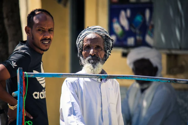 Keren, Eritre - 03 Kasım 2019: Keren hayvan pazarında geleneksel giysili yerel adam