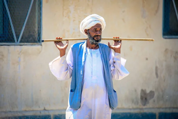 Keren, Eritre - 03 Kasım 2019: Keren hayvan pazarında geleneksel giysili yerel adam