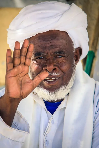 Keren, Eritre - 03 Kasım 2019: Keren hayvan pazarında geleneksel giysili yerel adam