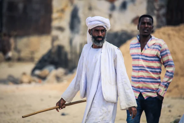 Keren, Eritre - 03 Kasım 2019: Keren Deve Pazarında Geleneksel Beyaz Giysili Eritre Adamı