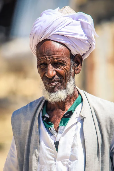 Keren, Eritre - 03 Kasım 2019: Keren Deve Pazarında Geleneksel Beyaz Giysili Eritre Adamı