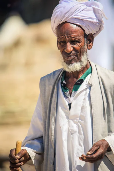 Keren, Eritre - 03 Kasım 2019: Keren Deve Pazarında Geleneksel Beyaz Giysili Eritre Adamı