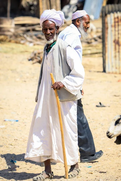Keren, Eritre - 03 Kasım 2019: Keren Deve Pazarında Geleneksel Beyaz Giysili Eritre Adamı