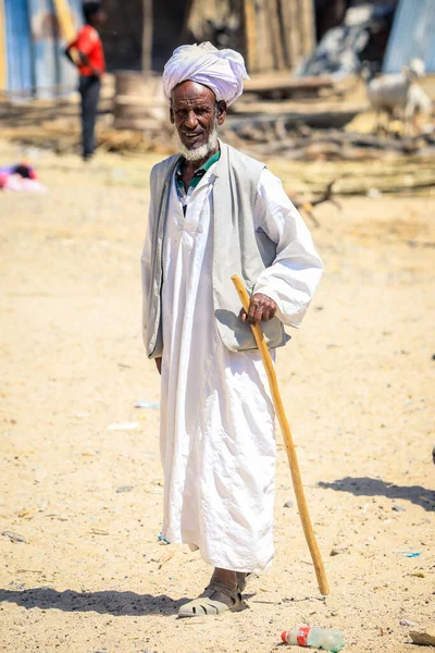 Keren, Eritre - 03 Kasım 2019: Keren Deve Pazarında Geleneksel Beyaz Giysili Eritre Adamı