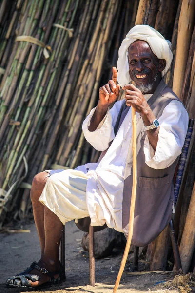 Keren, Eritre - 03 Kasım 2019: Keren Deve Pazarında Geleneksel Beyaz Giysili Eritre Adamı