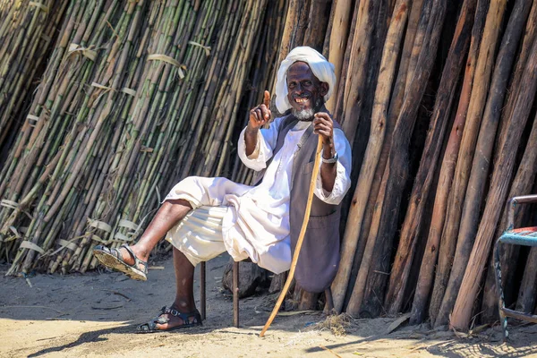 Keren, Eritre - 03 Kasım 2019: Keren Deve Pazarında Geleneksel Beyaz Giysili Eritre Adamı