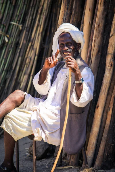 Keren, Eritre - 03 Kasım 2019: Keren Deve Pazarında Geleneksel Beyaz Giysili Eritre Adamı