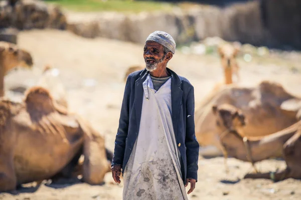 Keren, Eritre - 03 Kasım 2019: Keren Deve Pazarında Geleneksel Beyaz Giysili Eritre Adamı