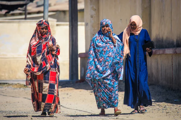 Keren, Eritre - 3 Kasım 2019: Keren Caddesi 'nde Geleneksel Kıyafetli Genç Müslüman Kadın