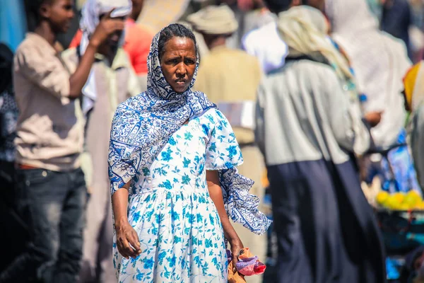 Keren, Eritre - 3 Kasım 2019: Keren Caddesi 'nde Geleneksel Kıyafetli Genç Müslüman Kadın