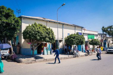 Keren, Eritre - 03 Kasım 2019: Meyve ve ve Sebze Pazarı yakınında yürüyen Eritre halkı