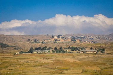 Tipik Keren Evleri ile Küçük Yerel Köy, Eritre