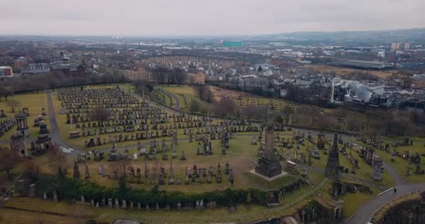 スコットランドのグラスゴー ネクロポリスの空中写真 — ストック動画