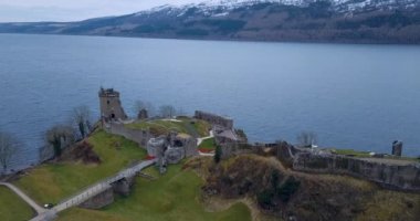 İskoçya 'daki Loch Ness' teki Urquhart Kalesi 'nin hava manzarası