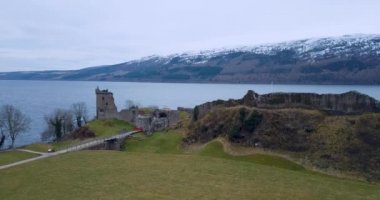 İskoçya 'daki Loch Ness' teki Urquhart Kalesi 'nin hava manzarası