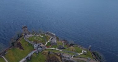 İskoçya 'daki Loch Ness' teki Urquhart Kalesi 'nin hava manzarası