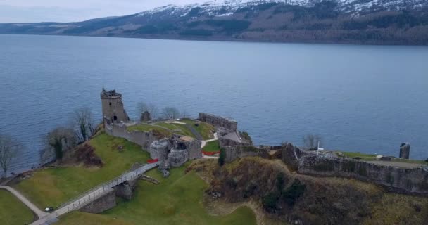スコットランドのネス湖のウルカート城の空中ビュー — ストック動画