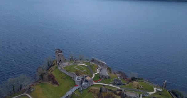 Skoçya Daki Loch Ness Teki Urquhart Kalesi Nin Hava Manzarası — Stok video
